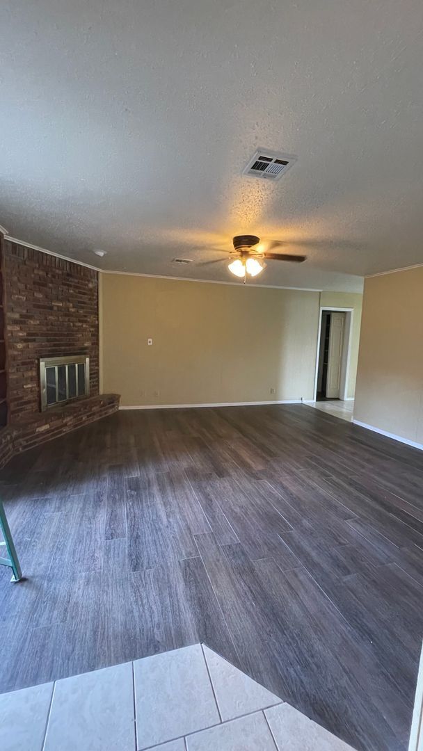 Building Photo - Spacious house with new flooring