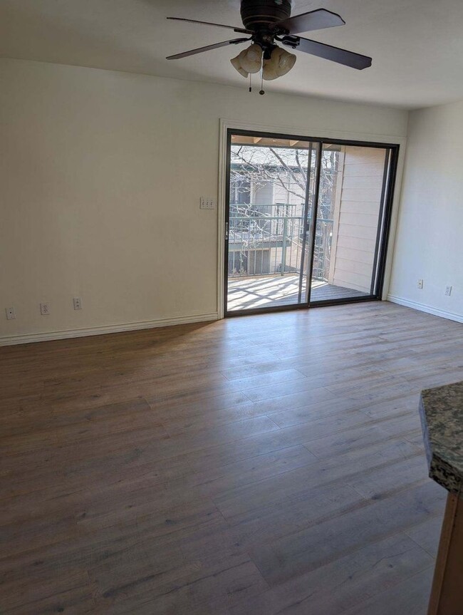 Building Photo - Newly Remodeled One Bedroom/ One Bath Condo