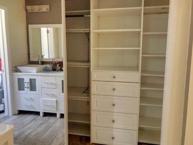 Building Photo - Beautifully updated house in Burbank Blvd is now available for rent