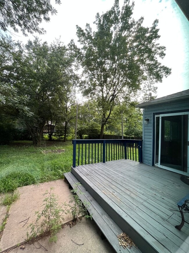 Building Photo - 1103 E Willow Dr