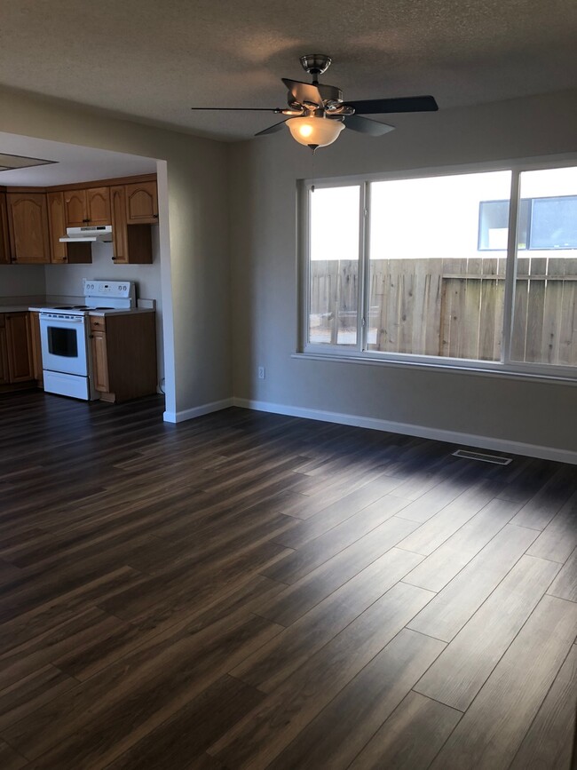 Building Photo - 3 bedroom 2 bath Available Now!
