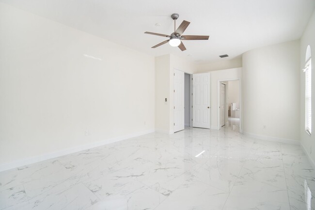 Building Photo - Enjoy the luxury living in Kingshyre, a hi...