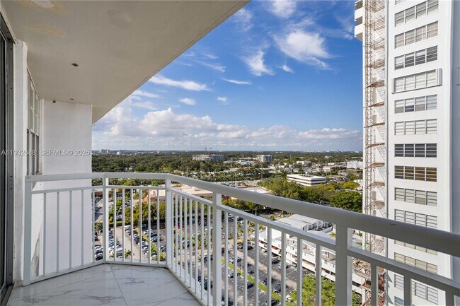 Building Photo - 18051 Biscayne Blvd