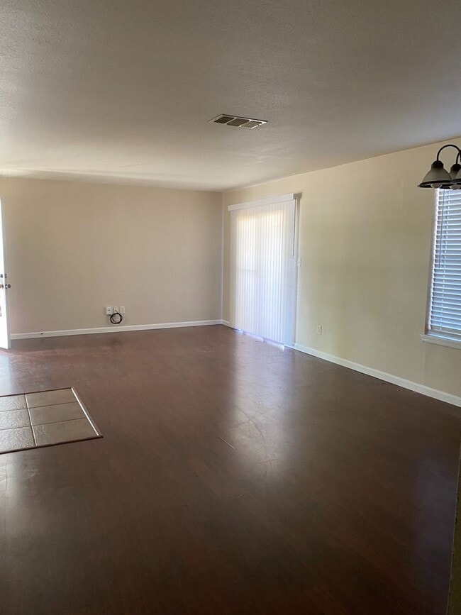 Building Photo - 4250 Calallen Dr
