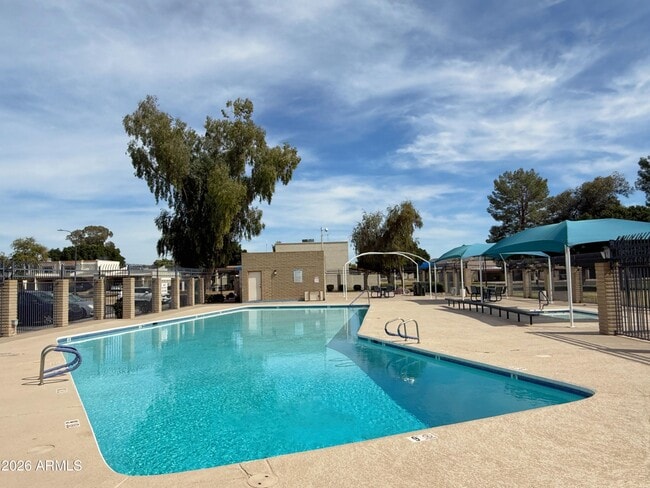 Building Photo - 2605 W Willow Ave