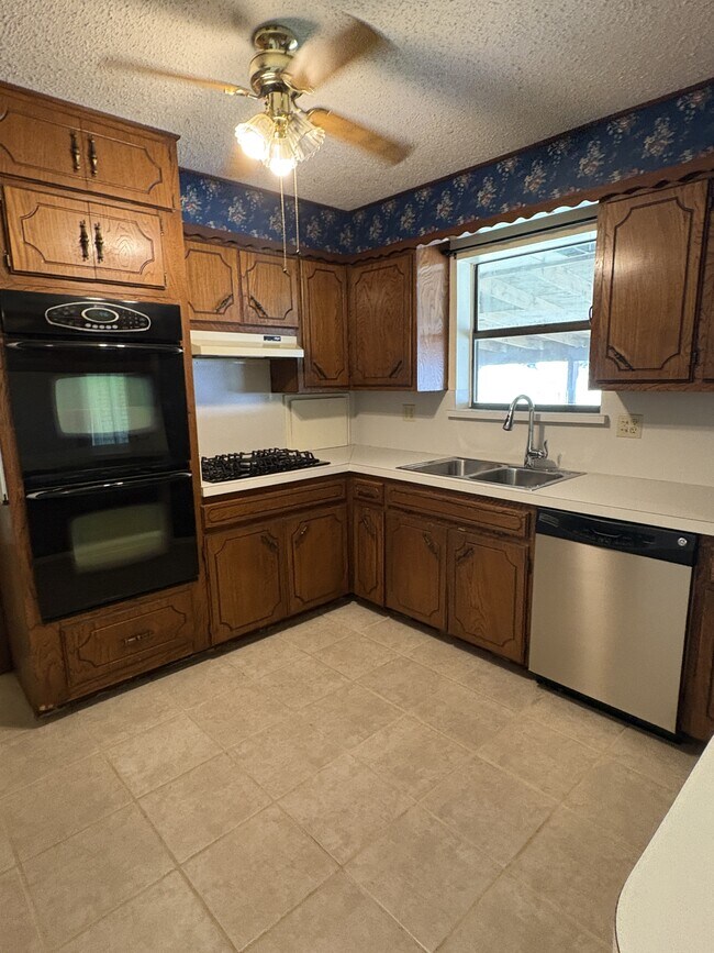 Building Photo - 23185 CR 3520