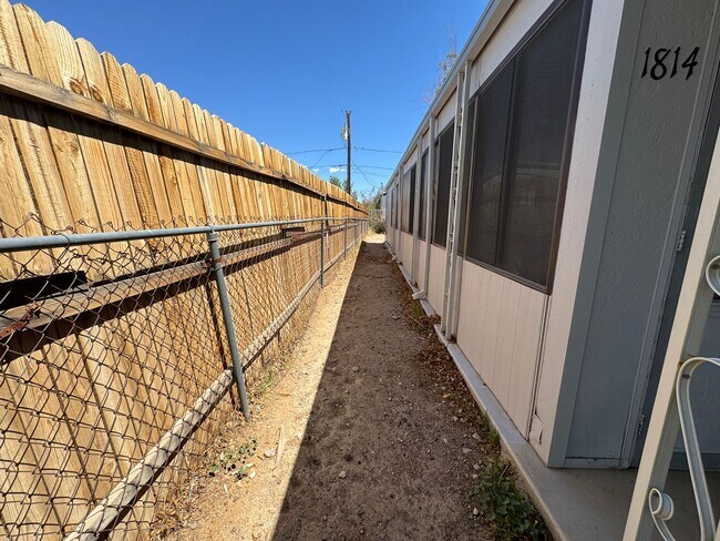 Building Photo - 2BR Mobile Unfurnished recent remodel/Refr...