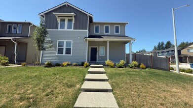 Building Photo - Beautiful 5-bedroom, 3-bath home offering 2,648 sq ft of comfortable living space on an east-faci...