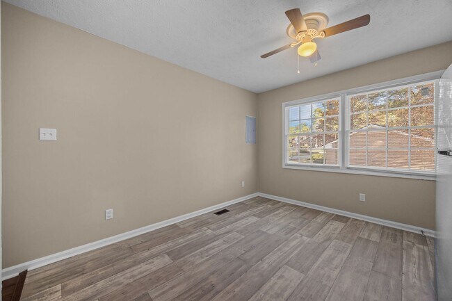 Building Photo - 735 Ashbrook Rd