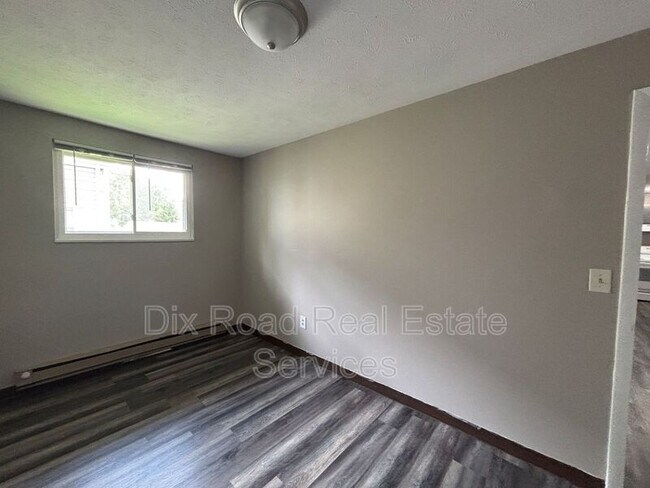 Building Photo - 739 Trumbull St