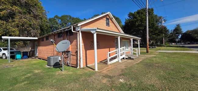 Building Photo - Large home on a corner lot in Ville Platte
