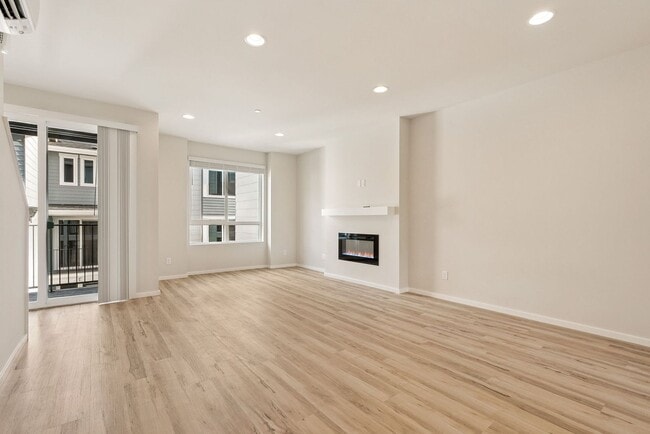 Building Photo - 4 Bedroom 3 Bath Stunning Brand New Town H...