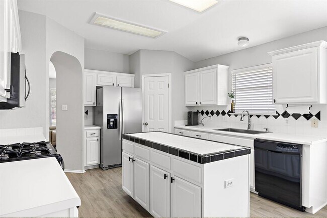 Building Photo - 1202 Highland Dr