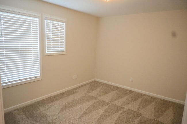 Building Photo - 692 Manitou Cir