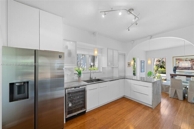 Building Photo - 1281 S Venetian Way