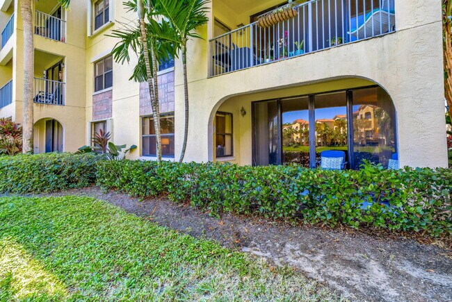 Building Photo - 300 Uno Lago Dr