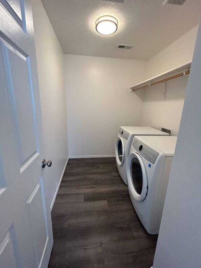 Building Photo - 3 Bedroom plus Loft For Rent! Victory Sout...