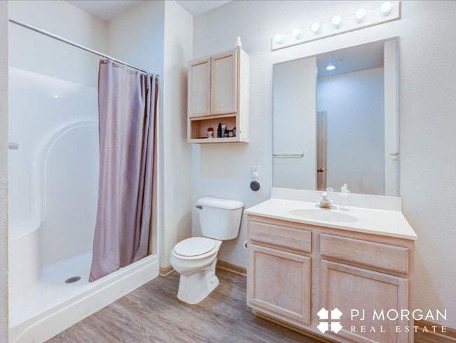 Building Photo - Great downtown location!