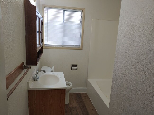 Building Photo - 4 Bedroom, 2 Bath Home Central Coeur d'Alene