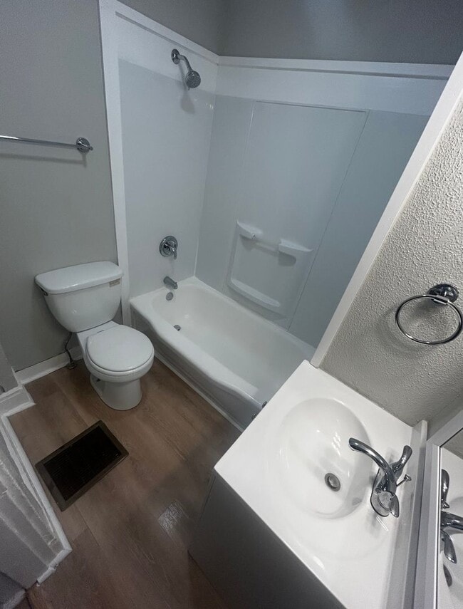Building Photo - Cute Upper Level Duplex Apartment Centrall...
