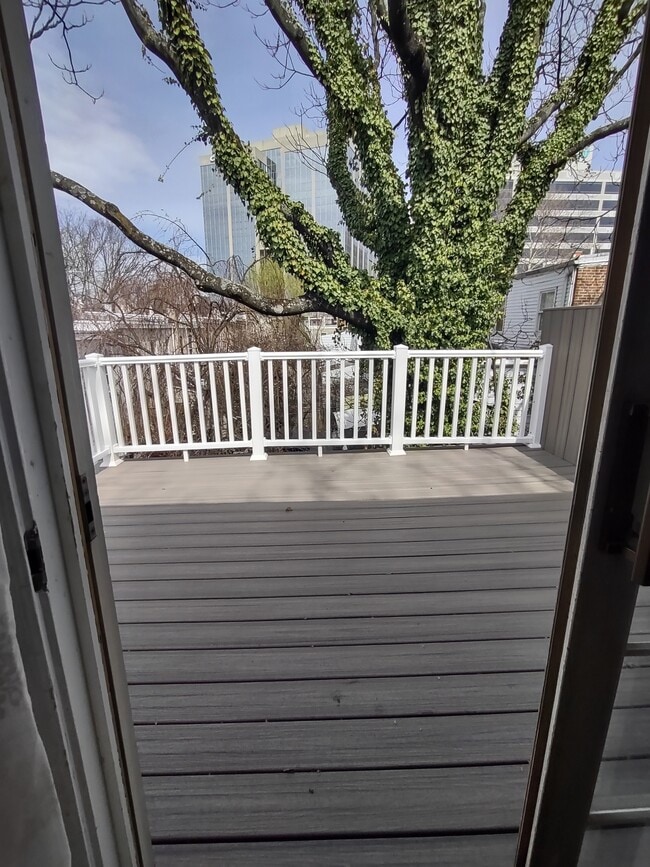 Building Photo - 807 W 10th St