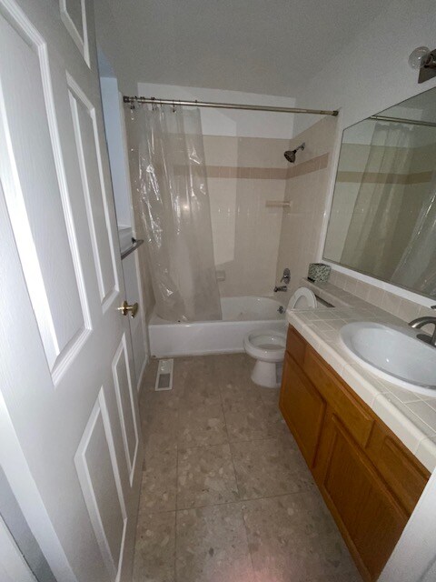 Building Photo - 553 Merritt Ave