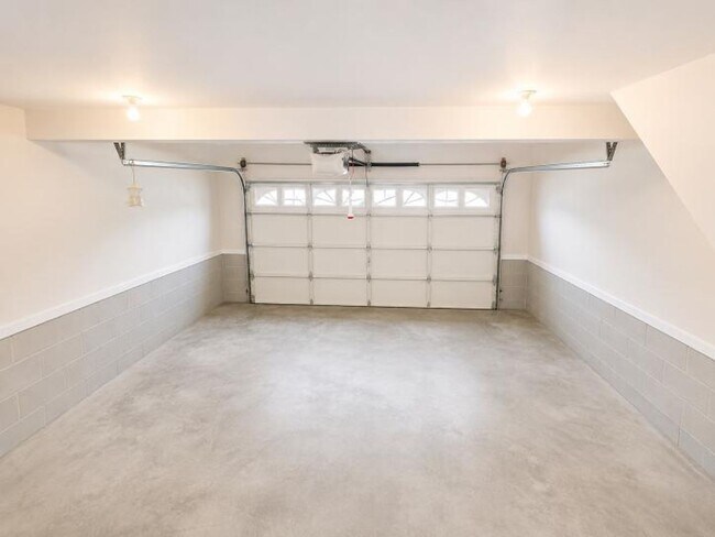 Building Photo - Spacious Ranch Living with Bonus Room & Big Backyard — Minutes from Fort Campbell!