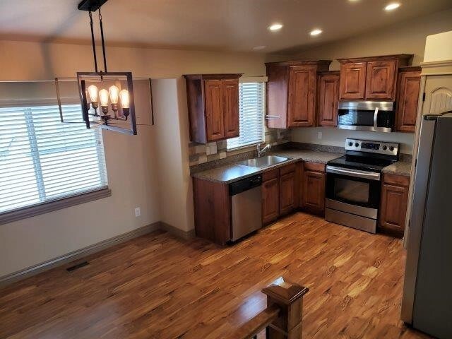 Building Photo - 2 Weeks Free on This Beautiful 4 Bed 3 Bath Home in West Haven!