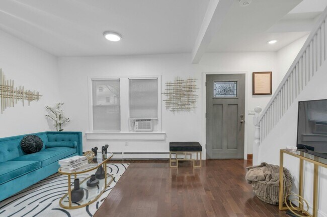 Building Photo - 196 2nd St