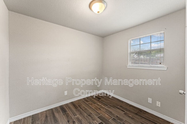 Building Photo - 315 Pool Dr