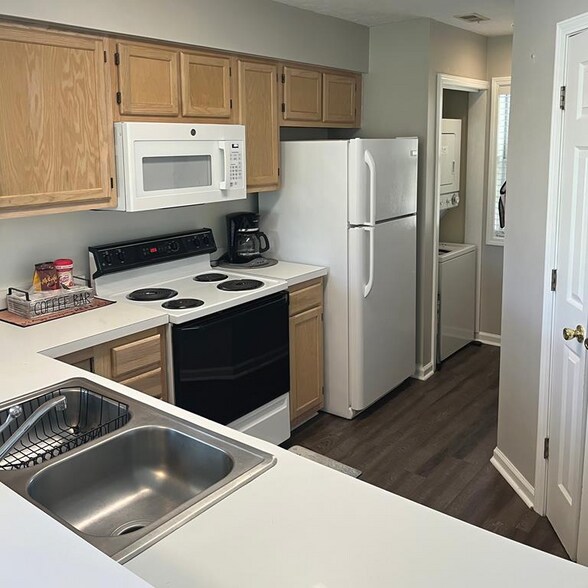 Building Photo - 537 White River Dr