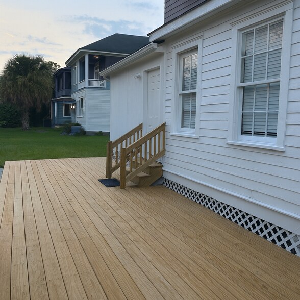 Private Back Deck - 537 E 40th St