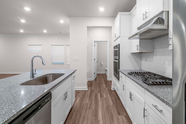 Building Photo - Beautiful and Spacious Home in the Heart of Pineville!