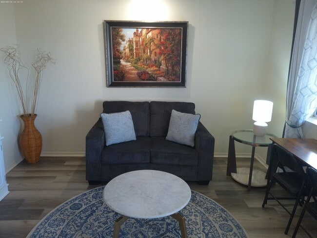 Building Photo - Beautifully designed short-term rental Or Long-Term offering comfort, style, and convenience