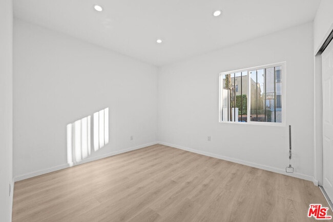 Building Photo - 1642 S Crest Dr