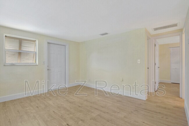 Building Photo - 3069 Woodside Ave