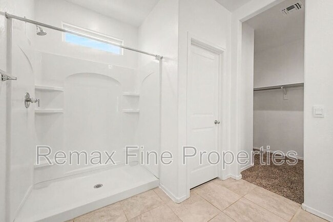 Building Photo - 1566 E Fletcher Dr