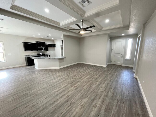 Building Photo - Beautiful 3 Bedroom 2 Bathroom Home! *HOME IS CURRENTLY OCCUPIED, PLEASE DO NOT DISTURB THE TENANT*