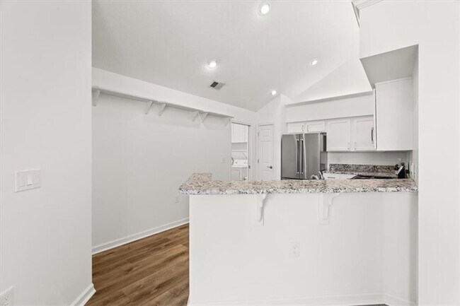 Building Photo - 1305 Village Ln