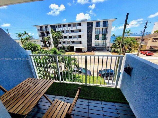 Building Photo - 1801 S Treasure Dr