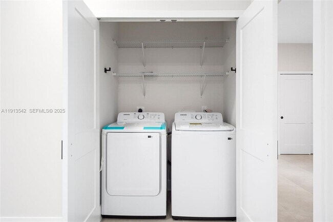 Building Photo - 4309 E 8th Ct