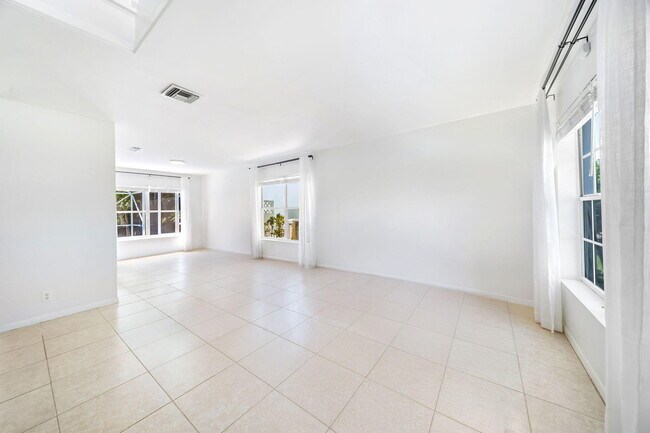 Building Photo - 1527 S Club Dr