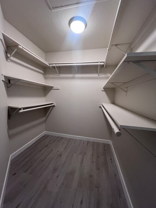 Building Photo - The Enclaves 3 bed 2 bath Upgraded Condo!
