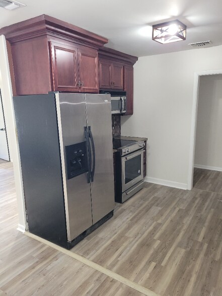 Building Photo - 3567 Kingsview Dr