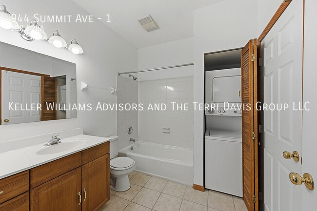 Building Photo - 944 Summit Ave