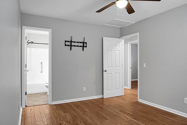 Building Photo - Charming 3 Bedroom 2 bathroom ready for you to call home!