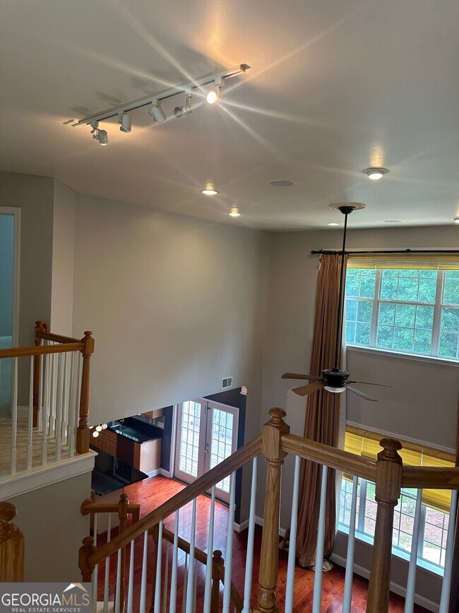 Building Photo - 711 Pine Grove Cir