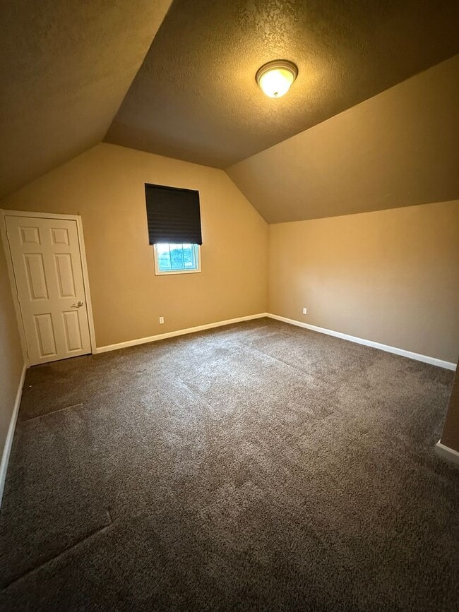 Building Photo - 3bd & 1 1/2ba with 2 Car Garage