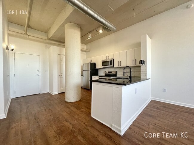 Building Photo - 320 W 7th St