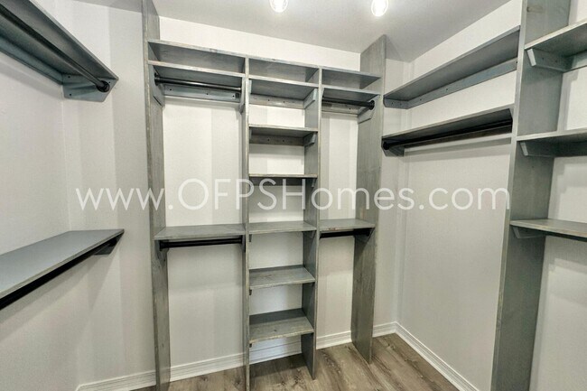 Building Photo - 2426 Houston Cir